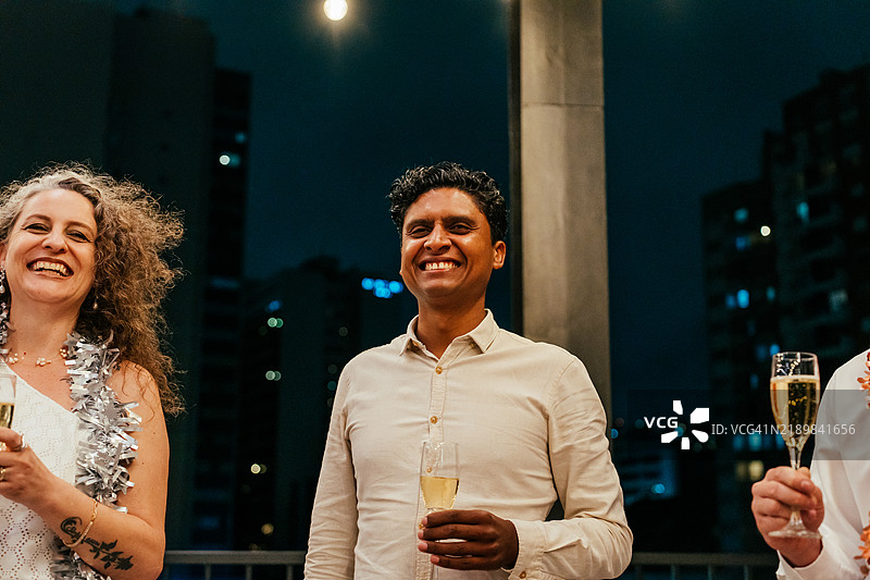 朋友们在新年前夜举杯庆祝香槟图片素材