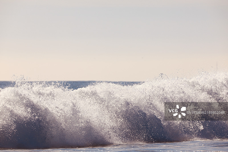 从海岸看到的破浪图片素材