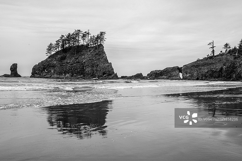 华盛顿州拉普什海滩岩石形成的黑白图像。图片素材