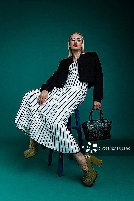 时尚女性站在简单背景前图片素材