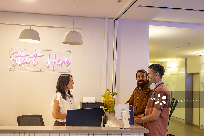 两名男子到达接待区图片素材