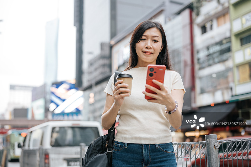 繁忙街景中的电子商务活动图片素材