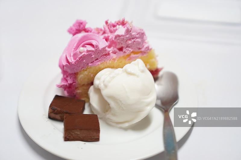 红薯草莓蛋糕配椰子冰淇淋图片素材