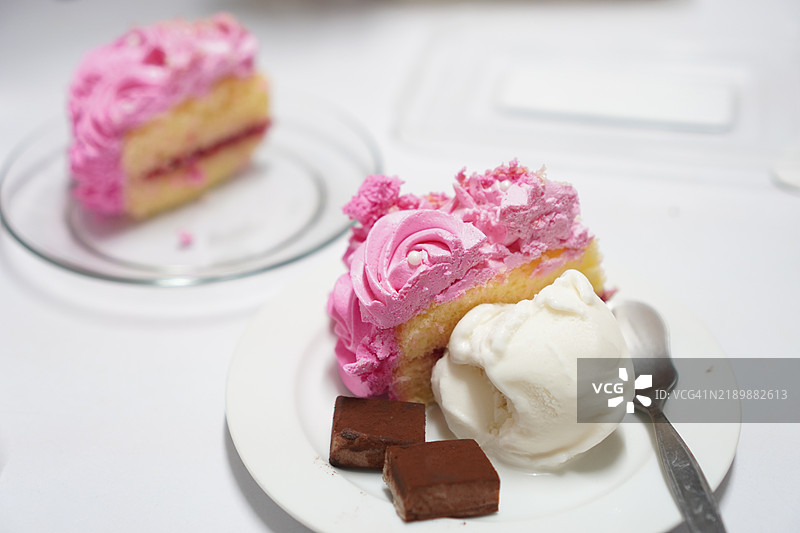 红薯草莓蛋糕配椰子冰淇淋图片素材