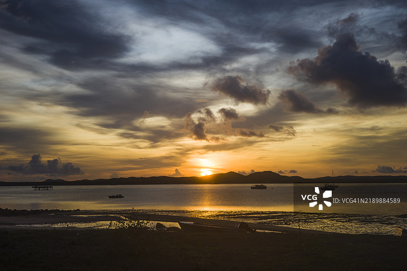 澳大利亚托雷斯海峡群岛的日出天空，星期四岛，澳大利亚图片素材