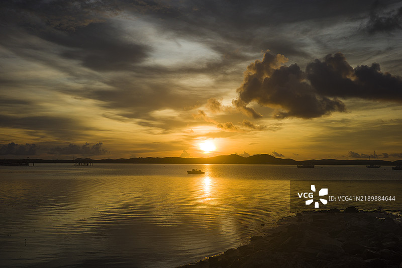 澳大利亚托雷斯海峡群岛的日出天空，星期四岛，澳大利亚图片素材