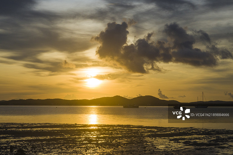 澳大利亚托雷斯海峡群岛的日出天空，星期四岛，澳大利亚图片素材