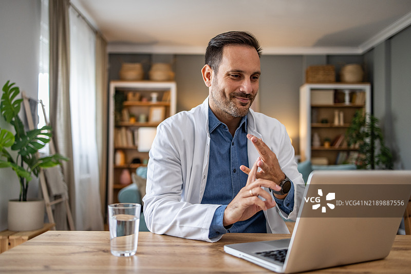 医生通过视频会议进行医疗咨询图片素材