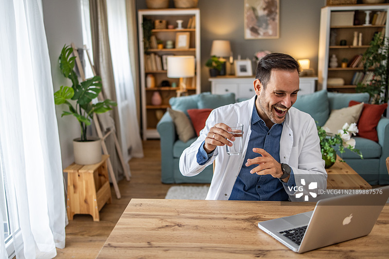 医生在虚拟医学会议上进行讲座图片素材