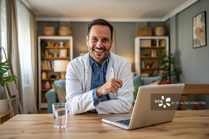 穿着白大褂的医生在使用笔记本电脑的肖像图片素材