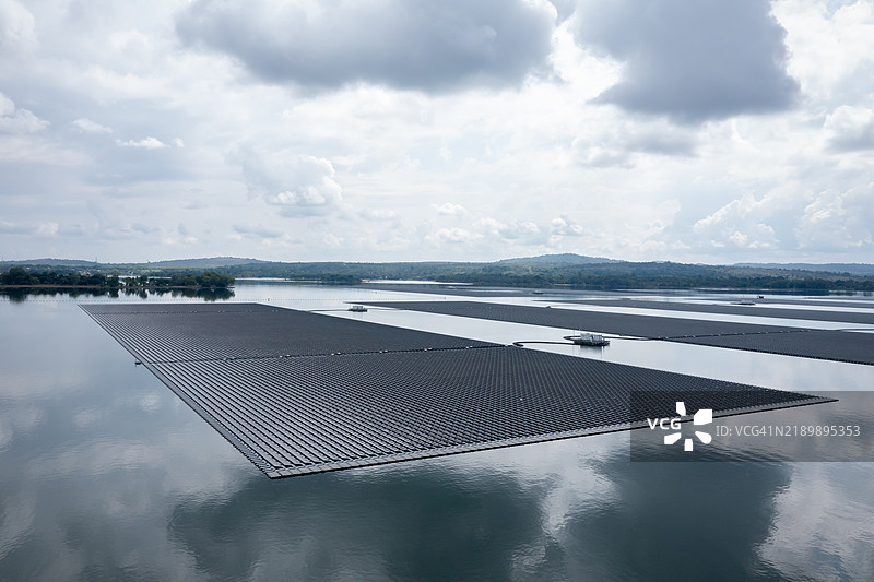 从空中俯瞰一个漂浮的太阳能农场，利用大量太阳能发电。图片素材