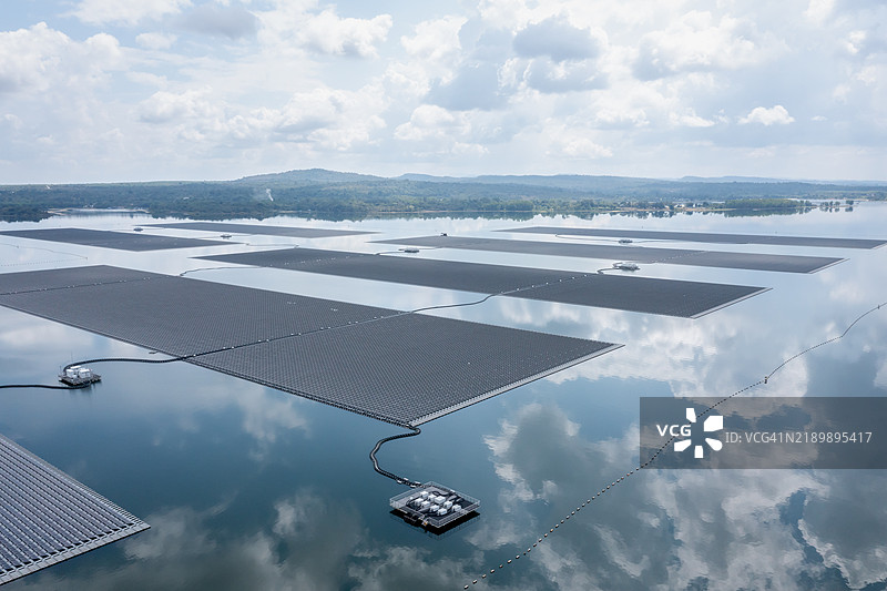 从空中俯瞰一个漂浮的太阳能农场，利用大量太阳能发电。图片素材