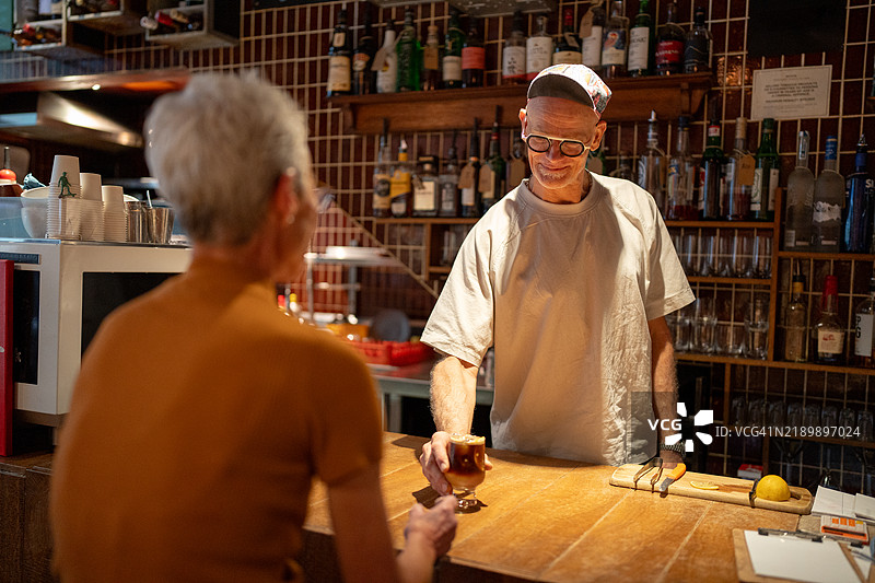 中年调酒师正在调制饮品图片素材