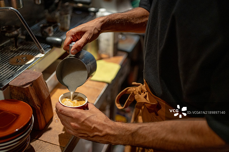 咖啡师特写制作拿铁咖啡图片素材