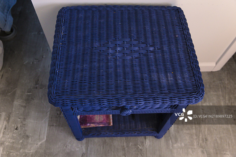 喷漆藤制家具DIY项目：复古蓝色卧室床头柜图片素材