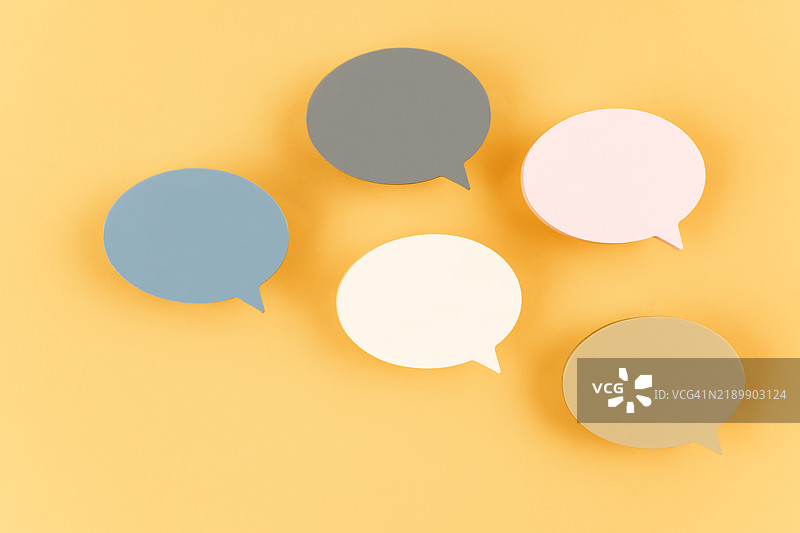 黄色背景上的空白多彩便签纸，呈对话气泡形状。图片素材