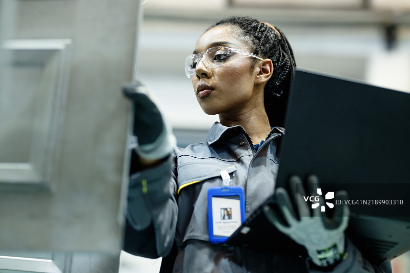 在生产过程中，必须采用严格且有文档记录的方法进行质量控制，以确保完全可追溯性。图片素材