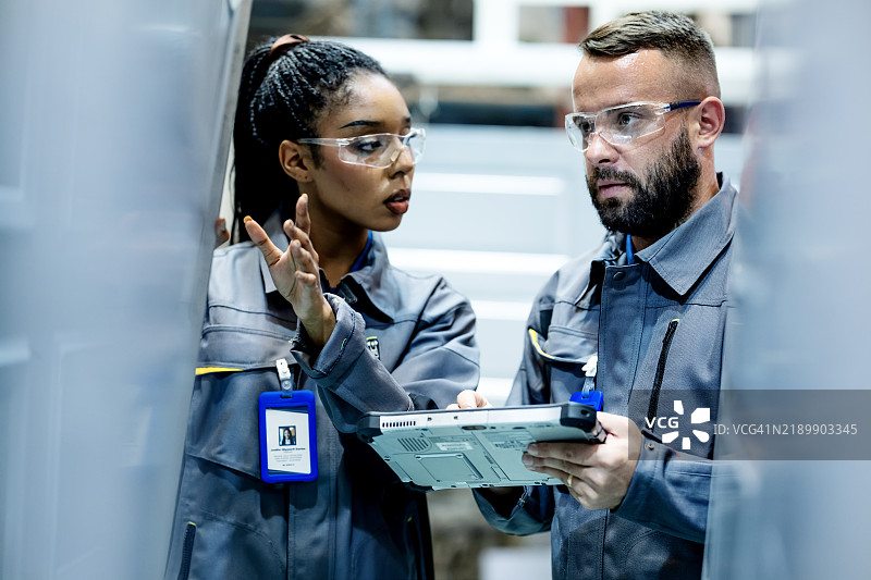 采取措施控制和纠正问题的根本原因，以改善制造过程中的产品质量。图片素材