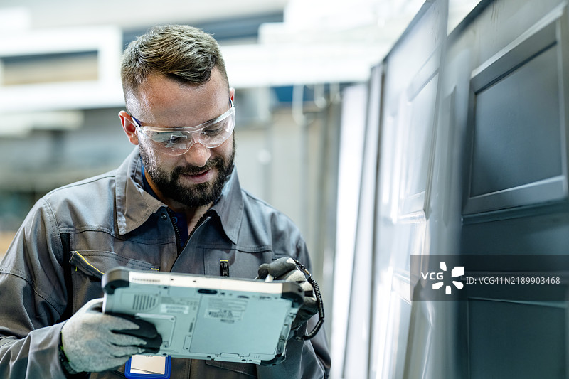 利用数据分析减少制造缺陷，提高工业工程过程中的产品质量。图片素材