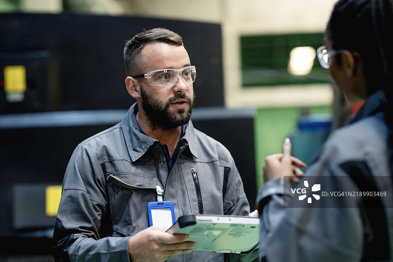 制造商通过识别和消除生产过程中的低效环节，包括原材料、机器停机时间和能源消耗，来减少浪费，从而改善制造流程。图片素材