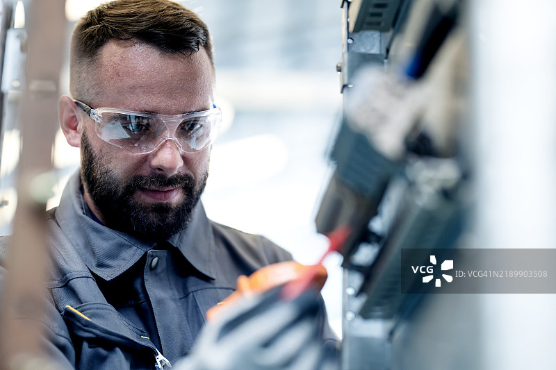 确保电力配电柜的安全性和可靠性，需要优先考虑专业安装和定期维护。图片素材