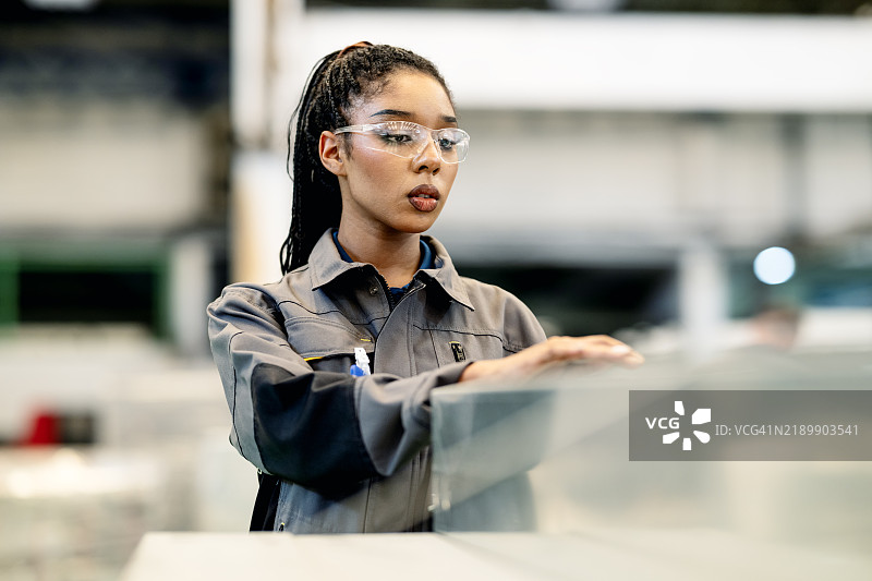 库存管理解决方案帮助简化制造过程，以更快速地响应制造行业需求的变化。图片素材