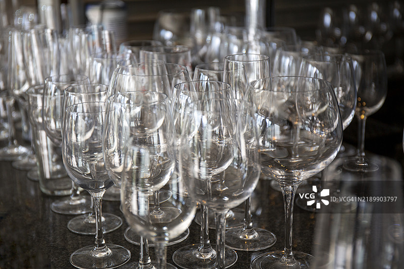 活动结束后 - 一组混合的玻璃杯，活动后被清洗干净图片素材