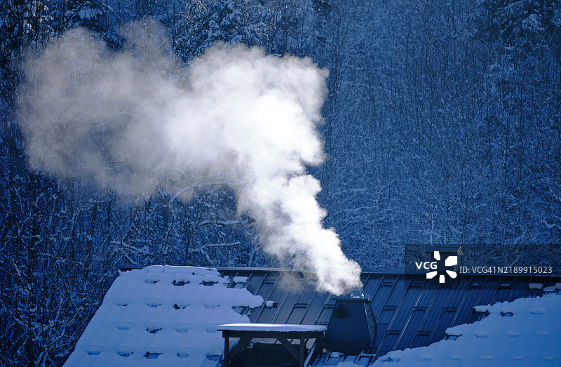 烟囱冒烟图片素材