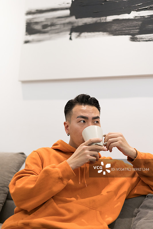 在家喝咖啡的男人图片素材