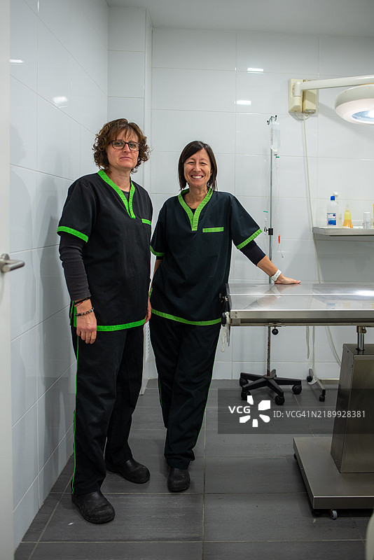 两位微笑的兽医在兽医诊所的手术室合影图片素材