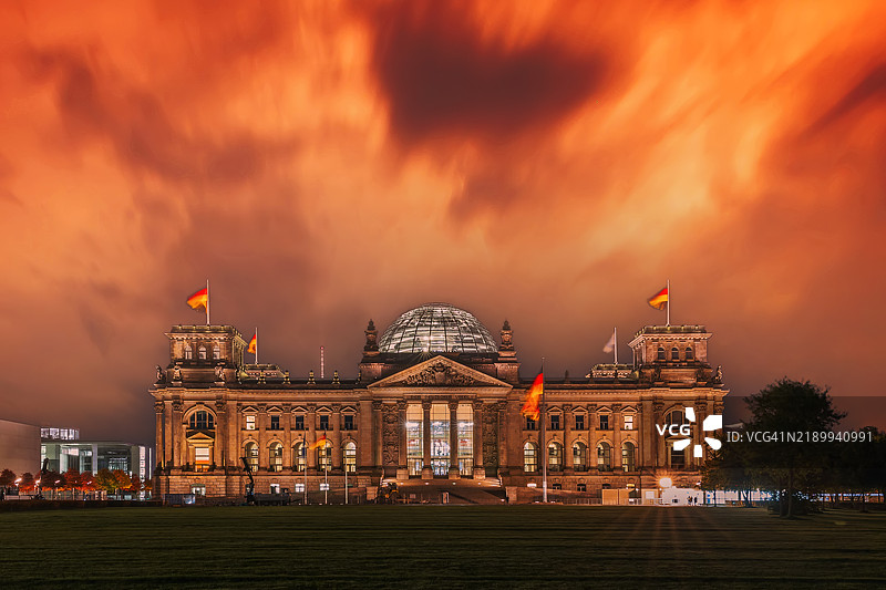 德国国会大厦与戏剧性的天空 - 日落时的国会大厦（德国议会大楼） - 柏林，德国图片素材