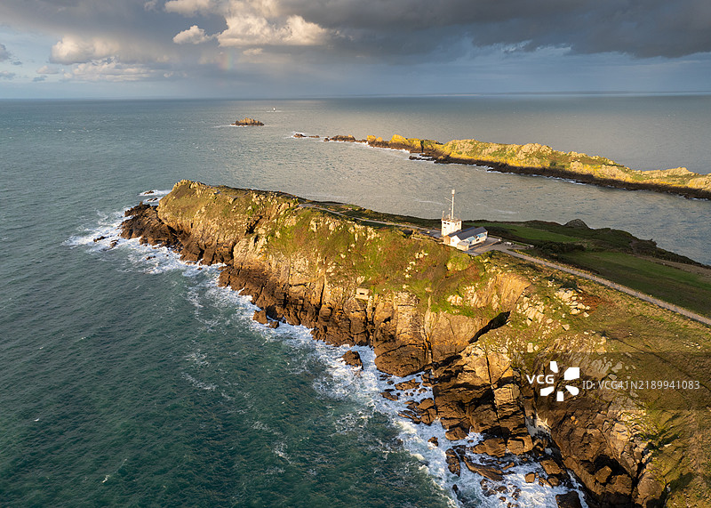在下雨的天空下，日落时分的康卡尔格鲁安角 - 空中视角图片素材