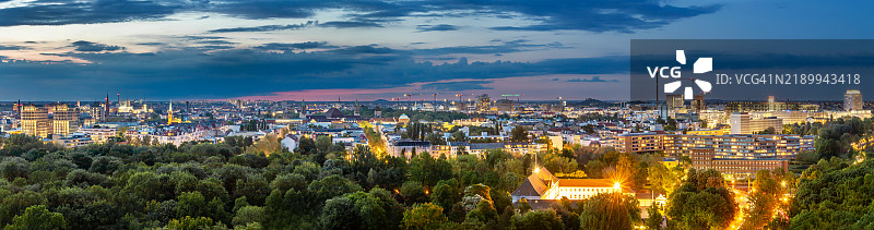 柏林城市天际线：莫阿比特区日落全景（德国）图片素材