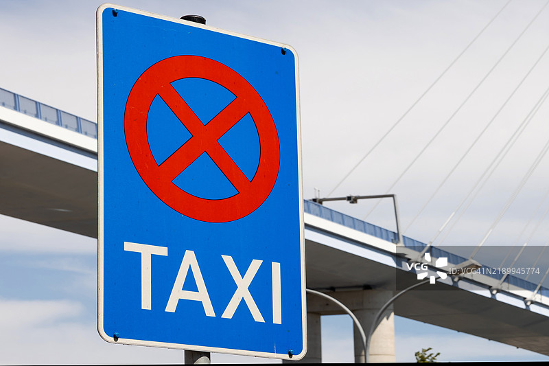仅限出租车停车的路标，背景有桥梁图片素材