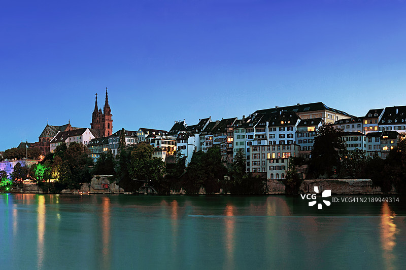 巴塞尔老城在蓝色时刻（瑞士）图片素材