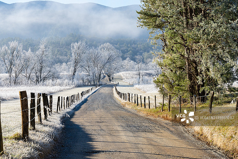 冬日霜冻山谷中的乡间小路图片素材