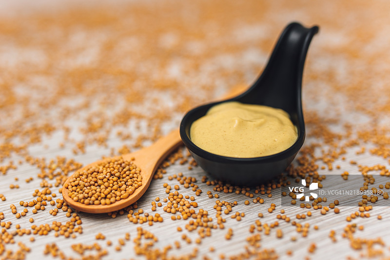 艺术化的美食呈现中的芥末酱和种子图片素材