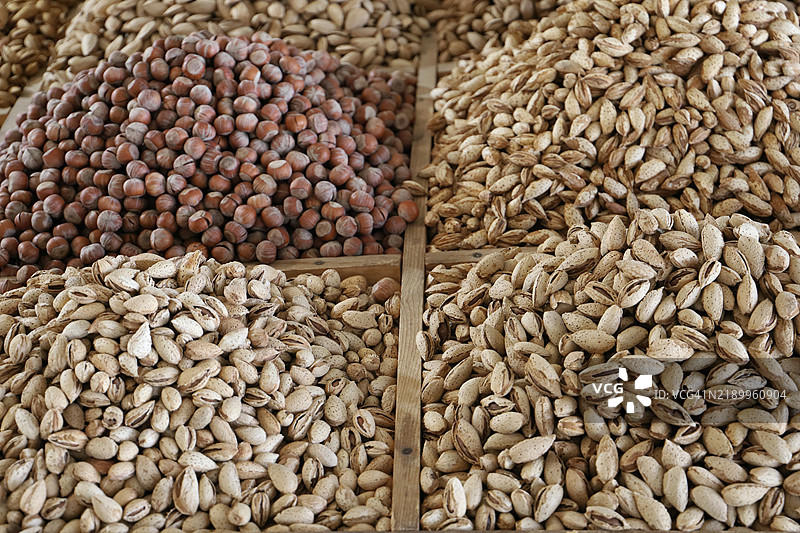 当地食品市场上的干果和坚果图片素材