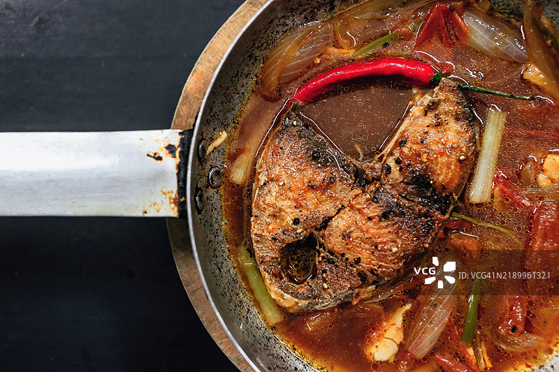 用切碎的番茄、香草和香料炖制的金枪鱼图片素材