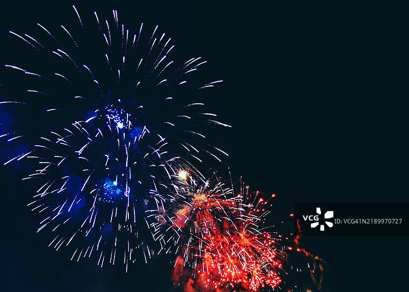 新年前夜的烟花照亮夜空图片素材