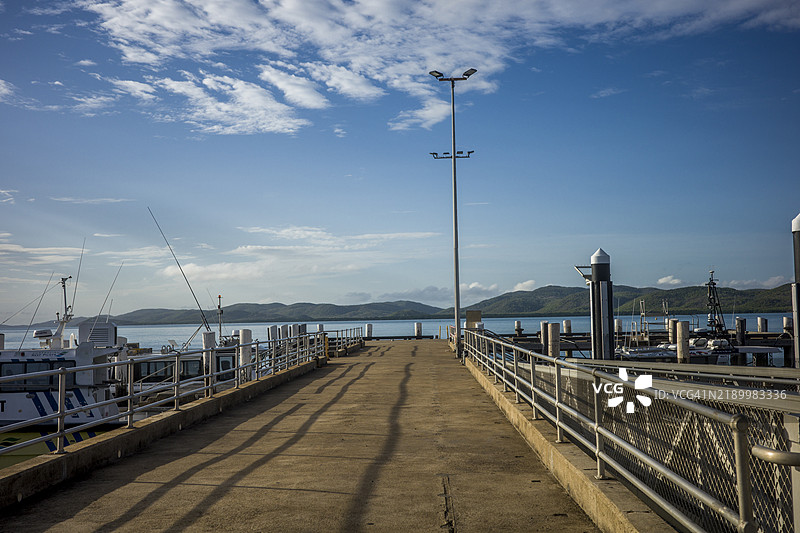 昆士兰州托雷斯海峡星期四岛的码头渡轮图片素材