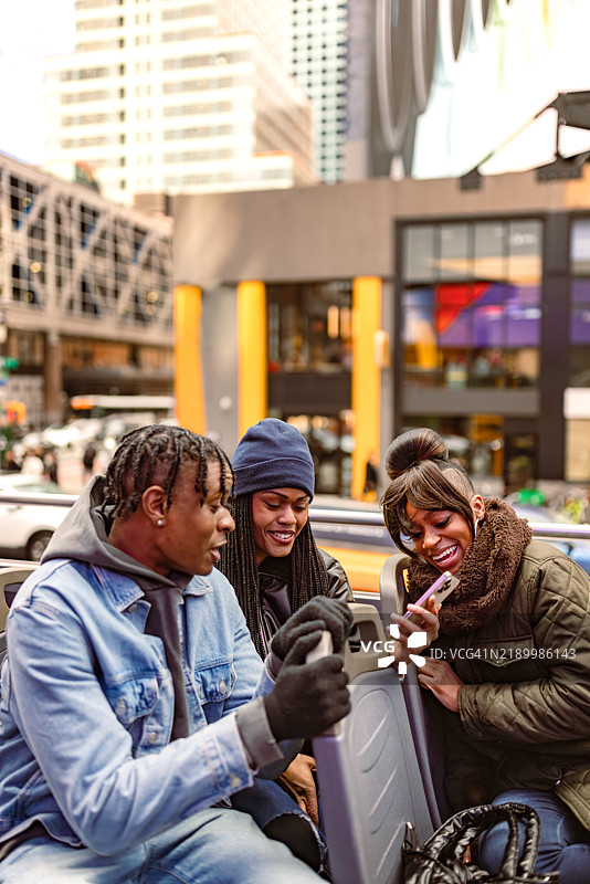 城市朋友在市中心查看手机图片素材