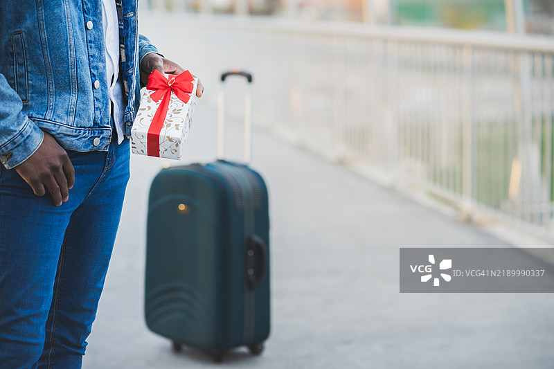 商人在机场旁边拿着礼物和行李图片素材