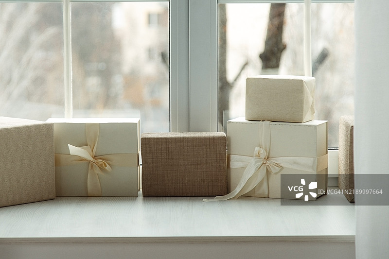 白色木窗台上的礼品盒。图片素材