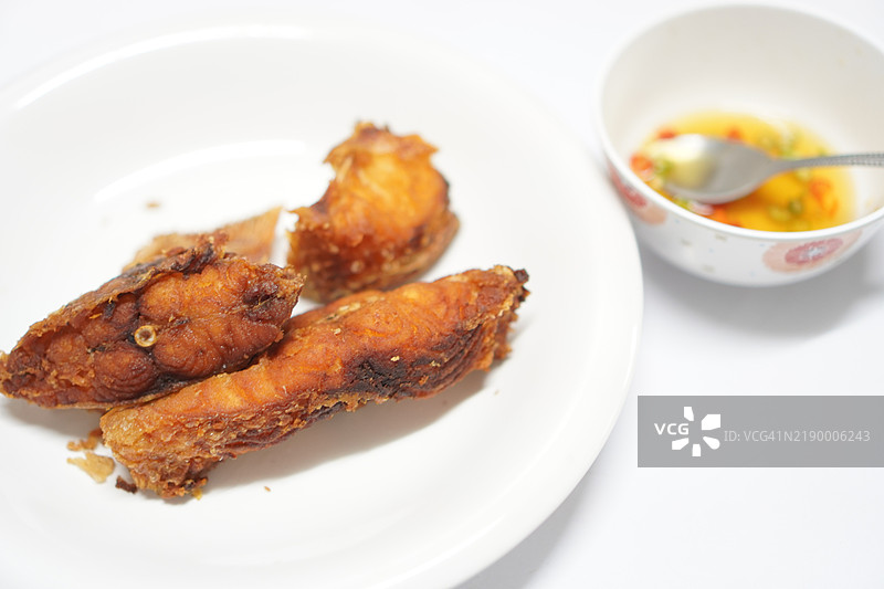 炸鱼配辣椒和鱼露图片素材