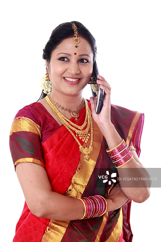 传统印度女性在打手机图片素材