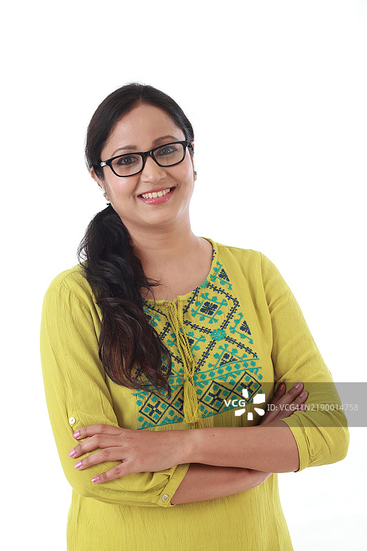 年轻女性双臂交叉，背景为白色图片素材