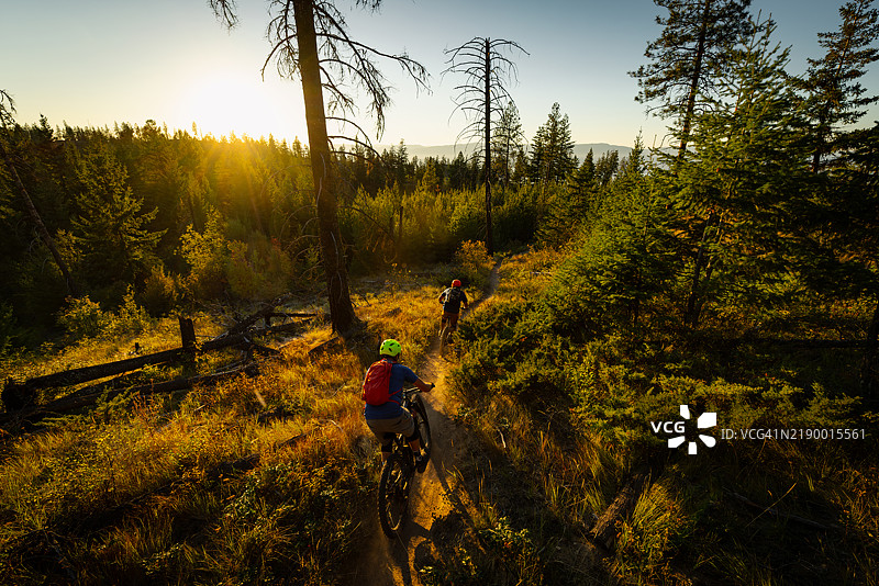 基洛纳的山地自行车骑行图片素材