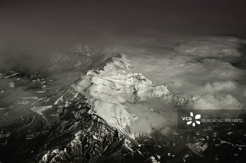 从上方俯瞰的黑白山脉图片素材