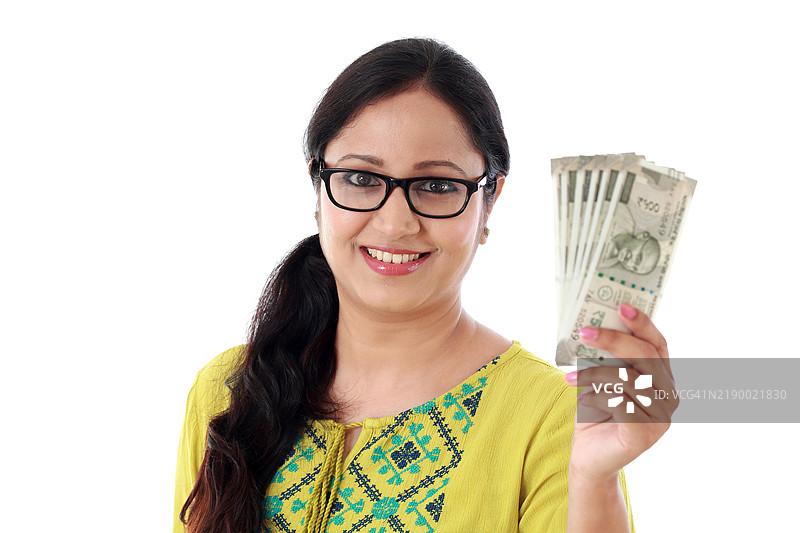 年轻女性在白色背景下手持五百卢比钞票图片素材